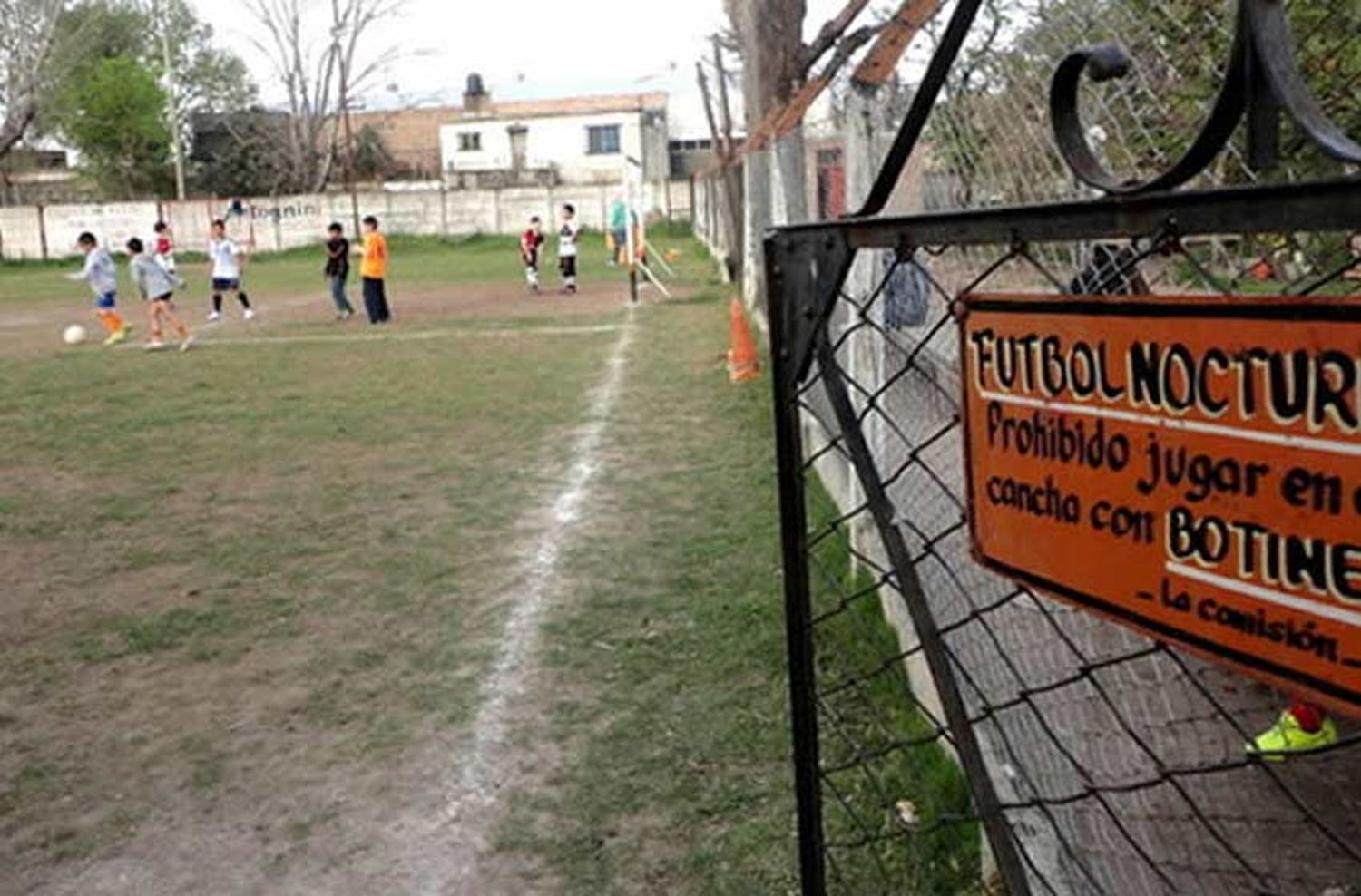 Robaron en el club  que vio nacer a Di María y se llevaron hasta la comida del comedor para los chicos del barrio