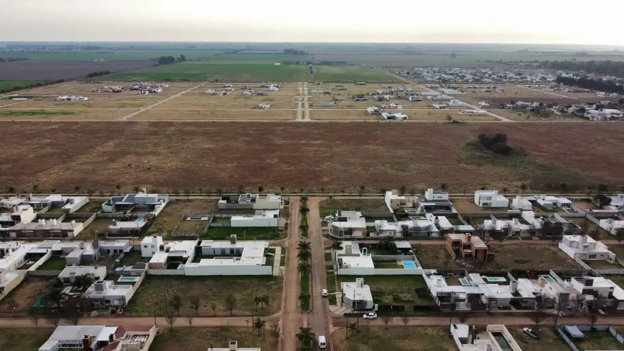 Una vista aérea hoy de Bv. Buenos Aires, donde se proyecta su continuidad.