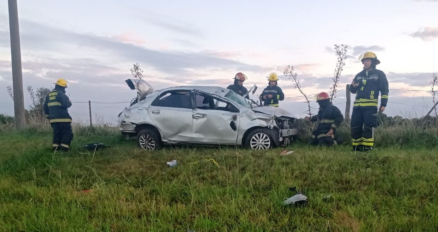 Villa Cañás: despiste y vuelco de auto sobre ruta 94