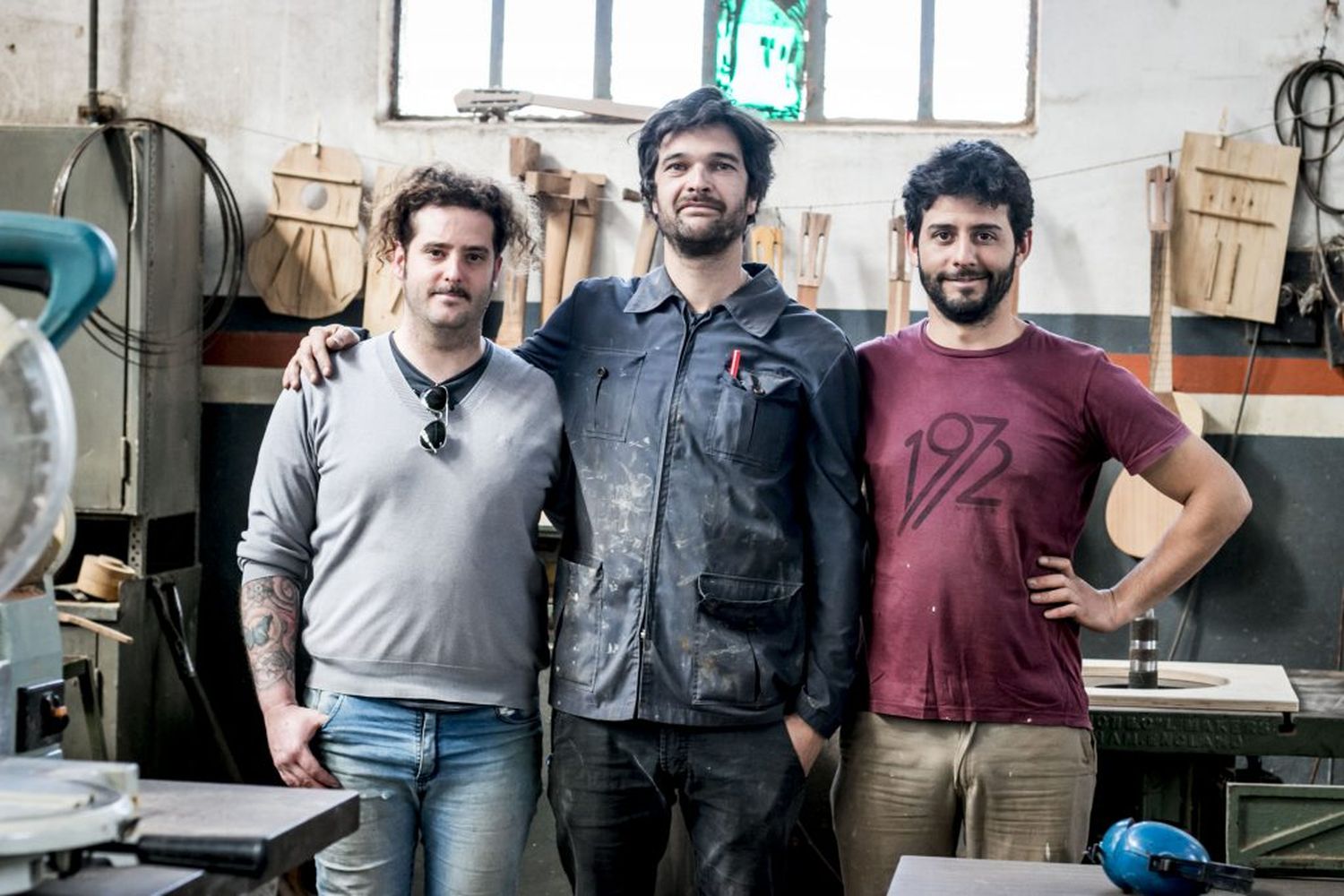 Dos luthiers y un carpintero se unieron para emprender en la fábrica Timbo Instrumentos