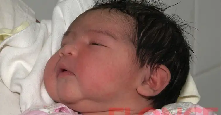 La mamá que dio a luz en la calle llamó a su beba como la médica que la asistió
