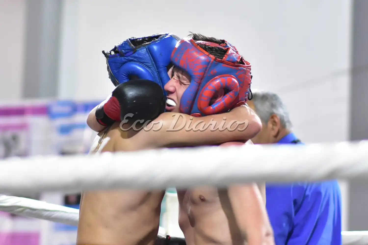 Abrazo. En la velada de boxeo amateur, tras una de las peleas