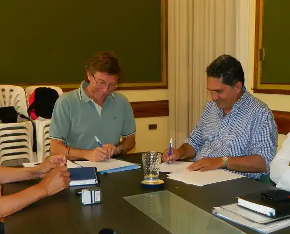 Firman un convenio para reforzar la energía eléctrica