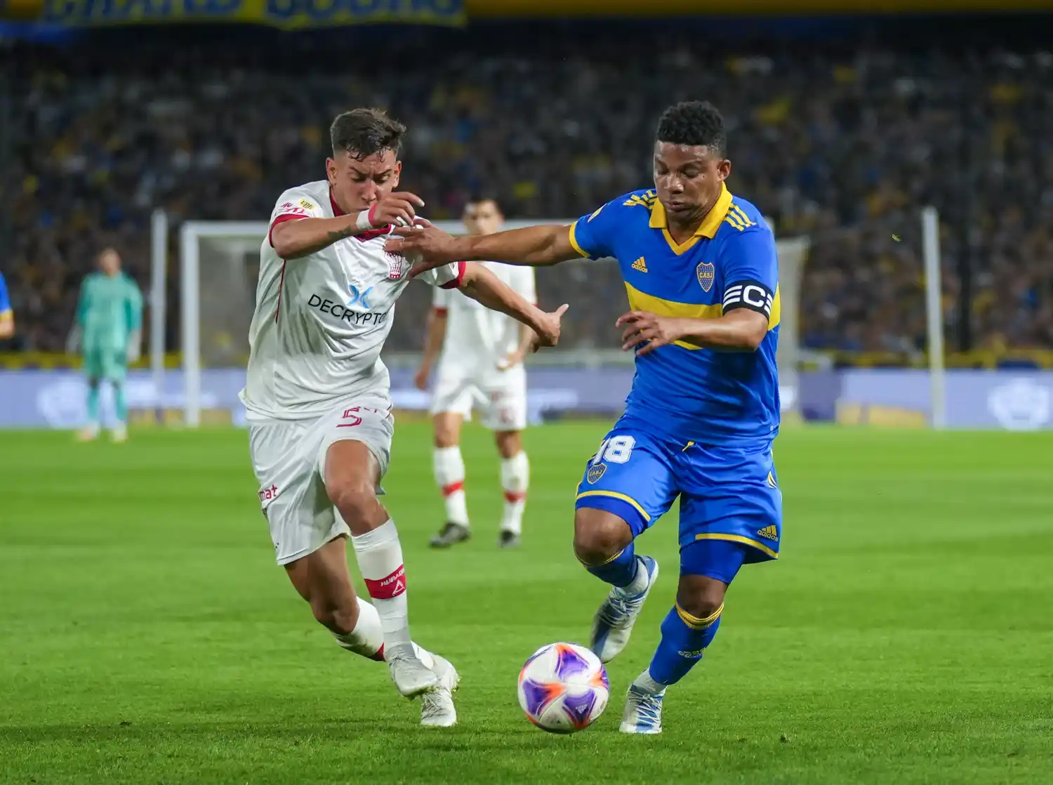 Hezze y Fabra, con todo por la pelota.