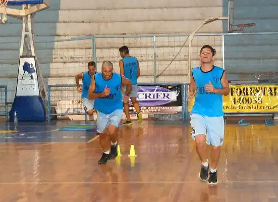 Sin Vega y Pereyra, Juventud entrenó bajo techo 