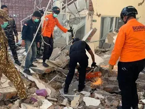 Un sismo de magnitud 7,7 causó al menos 47 muertos en Indonesia