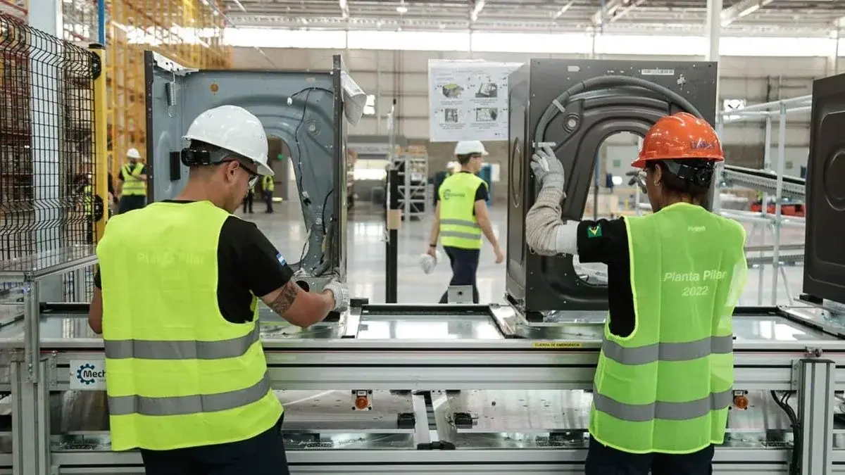La industria aparece entre los sectores más afectados por la caída del empleo formal. El informe de la UNSAM menciona a Pilar entre los distritos bonaerenses impactados por la crisis manufacturera.