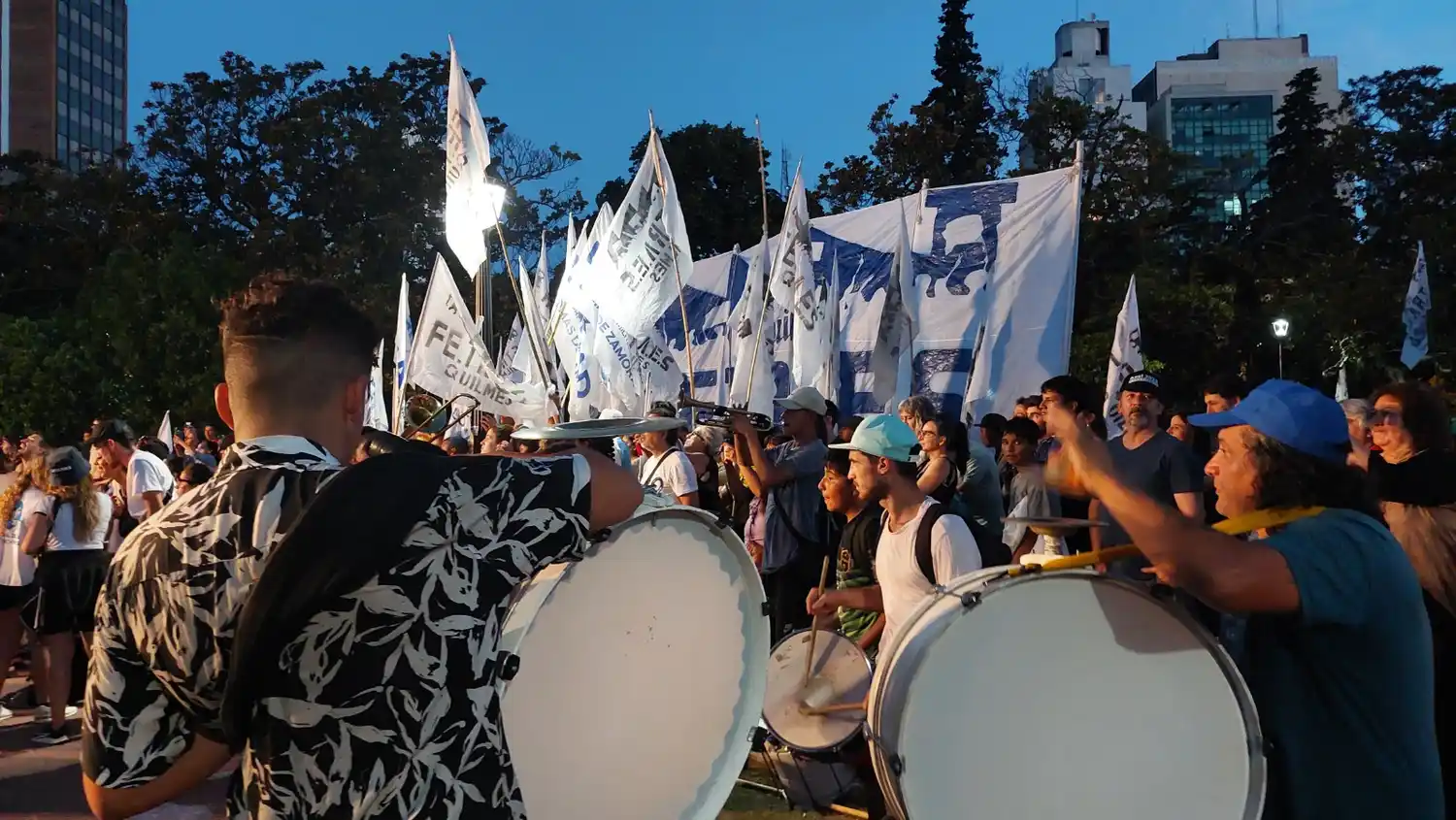 Bombos y aplausos para Magario.