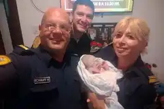 Dos policías ayudaron a una mujer a dar a luz en su casa