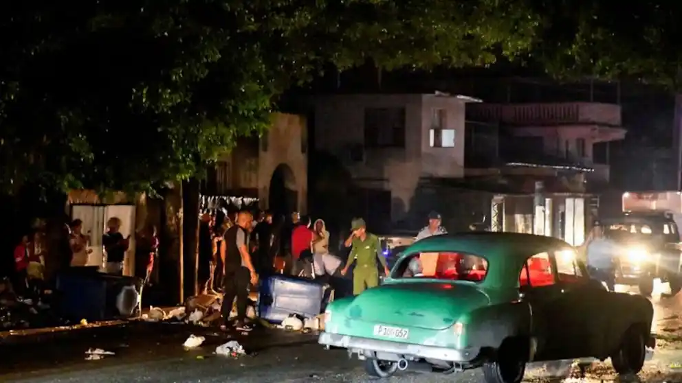 La policía y el ejército cubanos se encuentran junto a los escombros utilizados para bloquear una calle durante una protesta contra un apagón en La Habana. Foto: Reuters/Norlys Pérez/Archivo