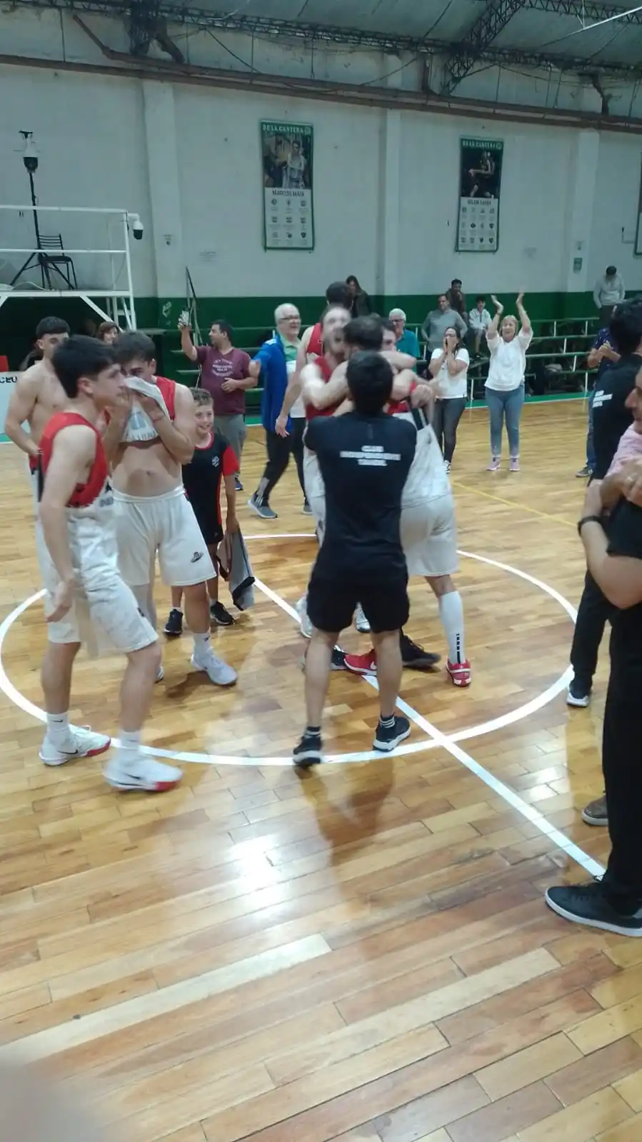 Independiente fue campeón bonaerense del Pre Federal 2024.