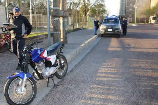 Un adolescente chocó en moto, sin carnet ni seguro