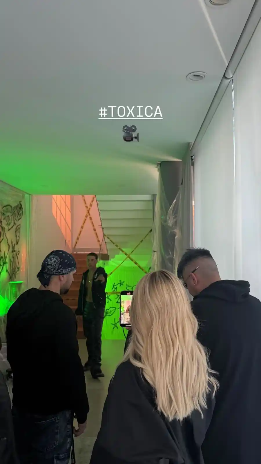 Plástico transparente, luz de color verde y cinta de peligro