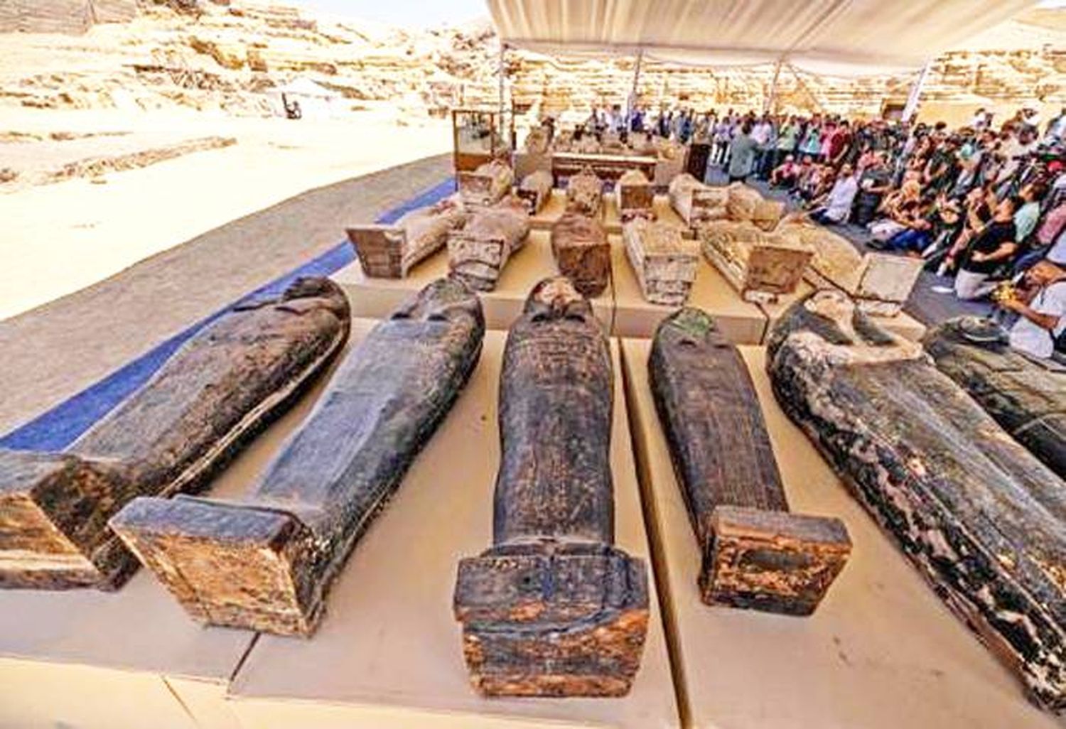 Hallan en la necrópolis egipcia de Saqqara 250 sarcófagos y 150 estatuillas de bronce de 2.500 años