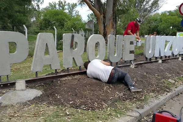 Instalaron un nuevo cartel en el Parque Unzué
