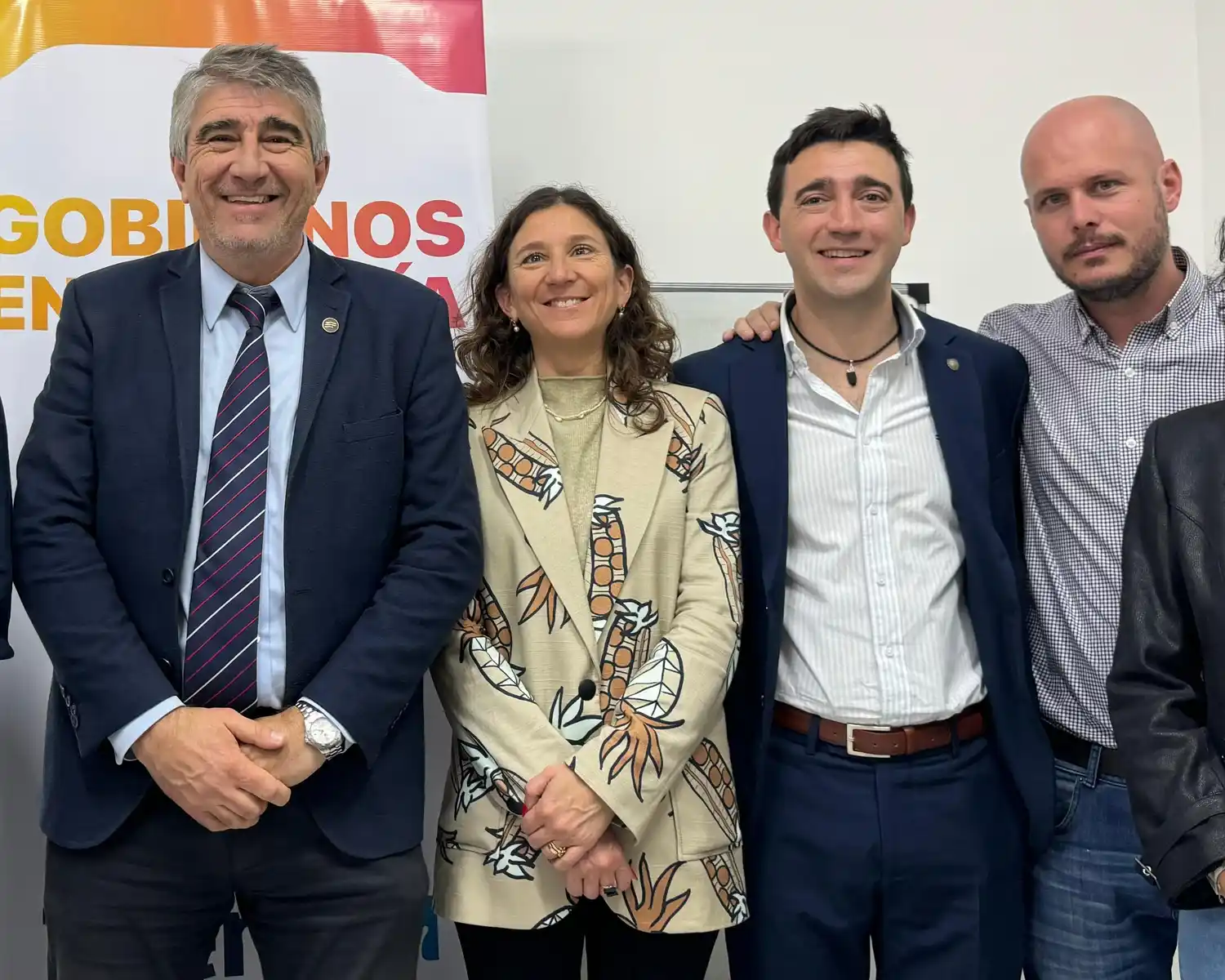 Leticia Di Gregorio junto a funcionarios provinciales.