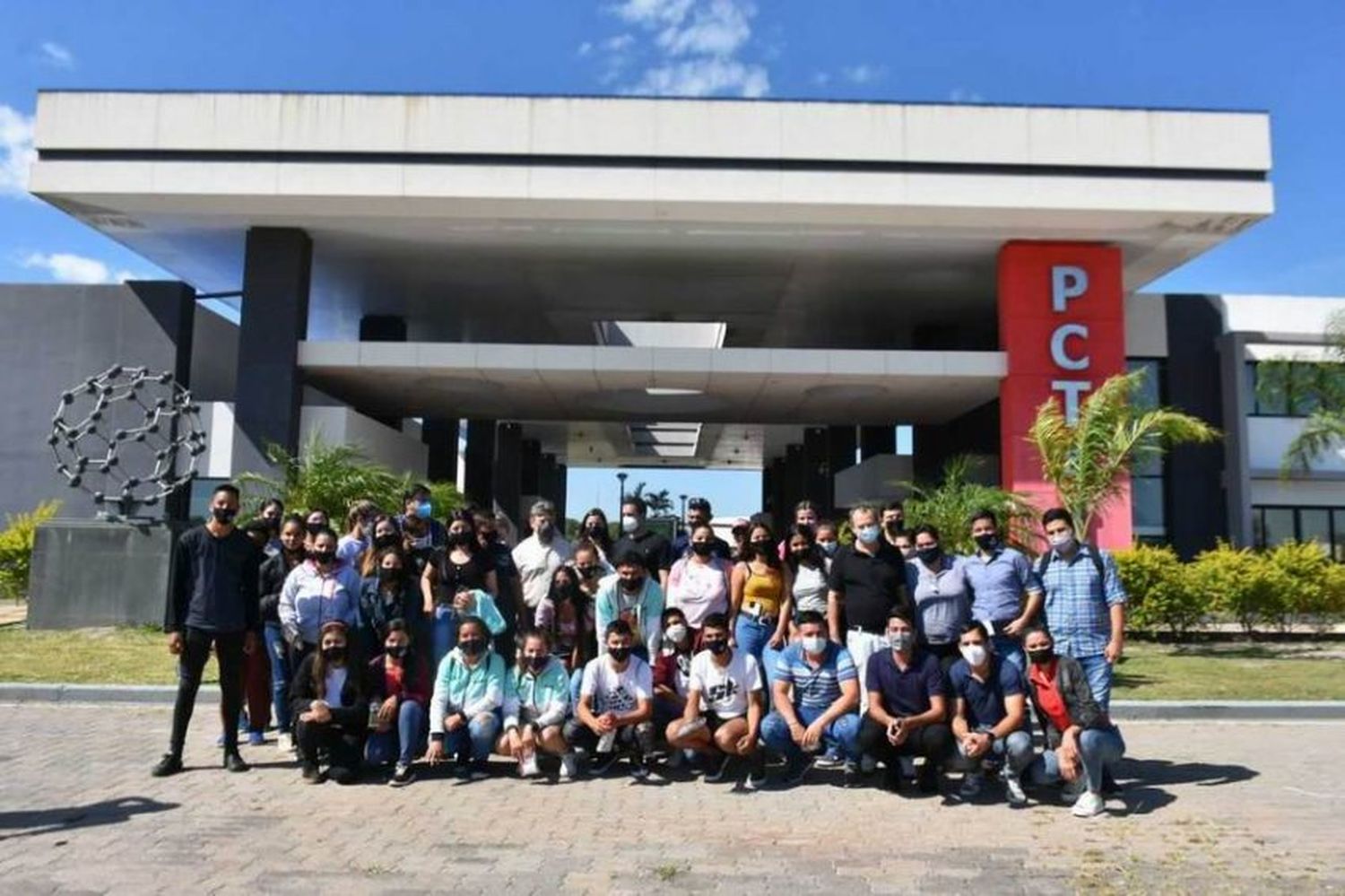 Estudiantes de Palma Sola visitaron instituciones y fueron recibidos por el gobernador