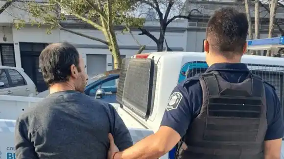 Un policía se quedó dormido al volante, intentó fugarse y atacó a otro uniformado