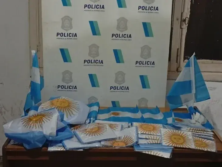 Secuestraron 17 banderines argentinos con soporte para vehículos y 33 banderas nacionales.