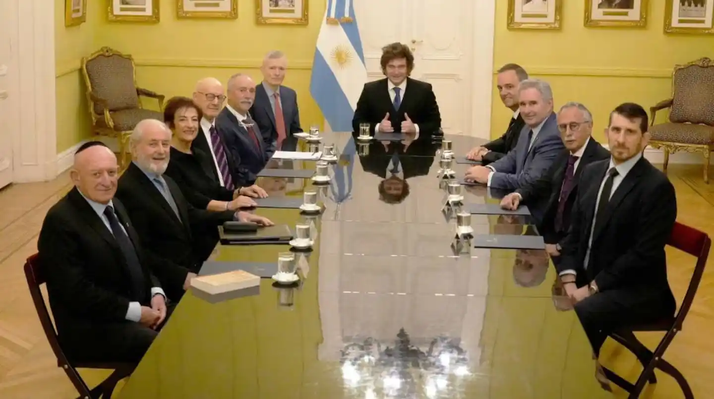 Milei volvió a respaldar a Adorni en medio de la causa por presunto enriquecimiento ilícito