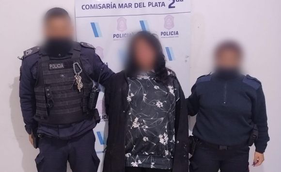 Mujer se negó a ser identificada y le pegó tres puñetazos en el pecho a una agente