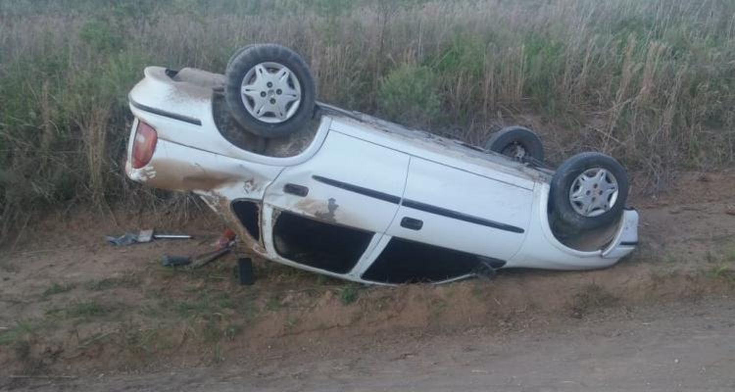 Gobernador Castro: Padre e hijo despistaron y volcaron su auto en un camino rural y fueron trasladados a San Pedro