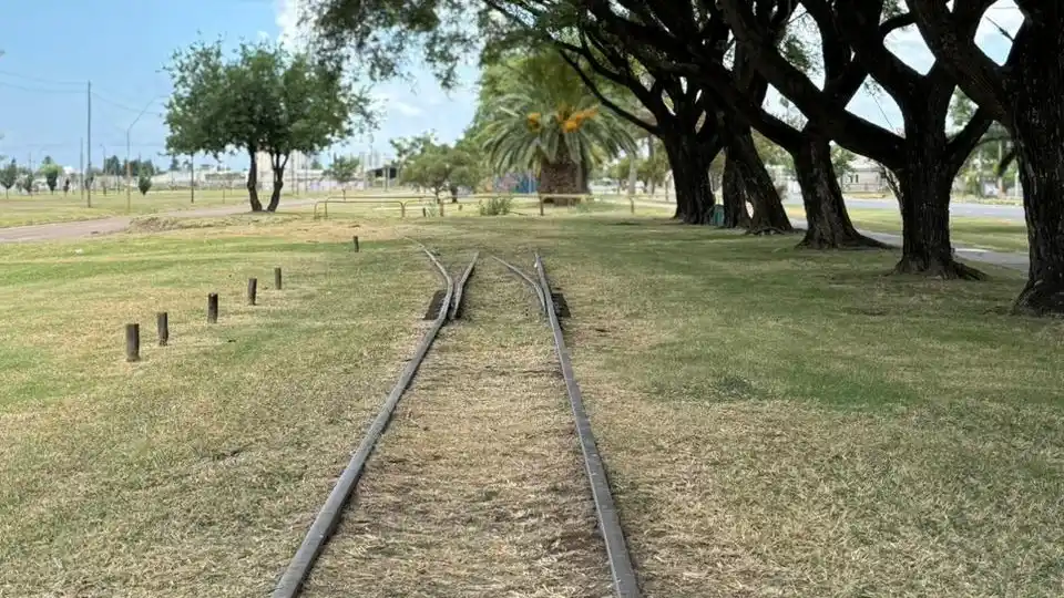Entre el cemento y la memoria. Los rieles sobrevivieron al paso del tiempo.