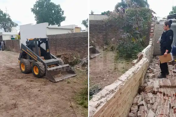 Gran susto: estaban limpiando un lote lindero y le tumbaron todo el tapial con una máquina