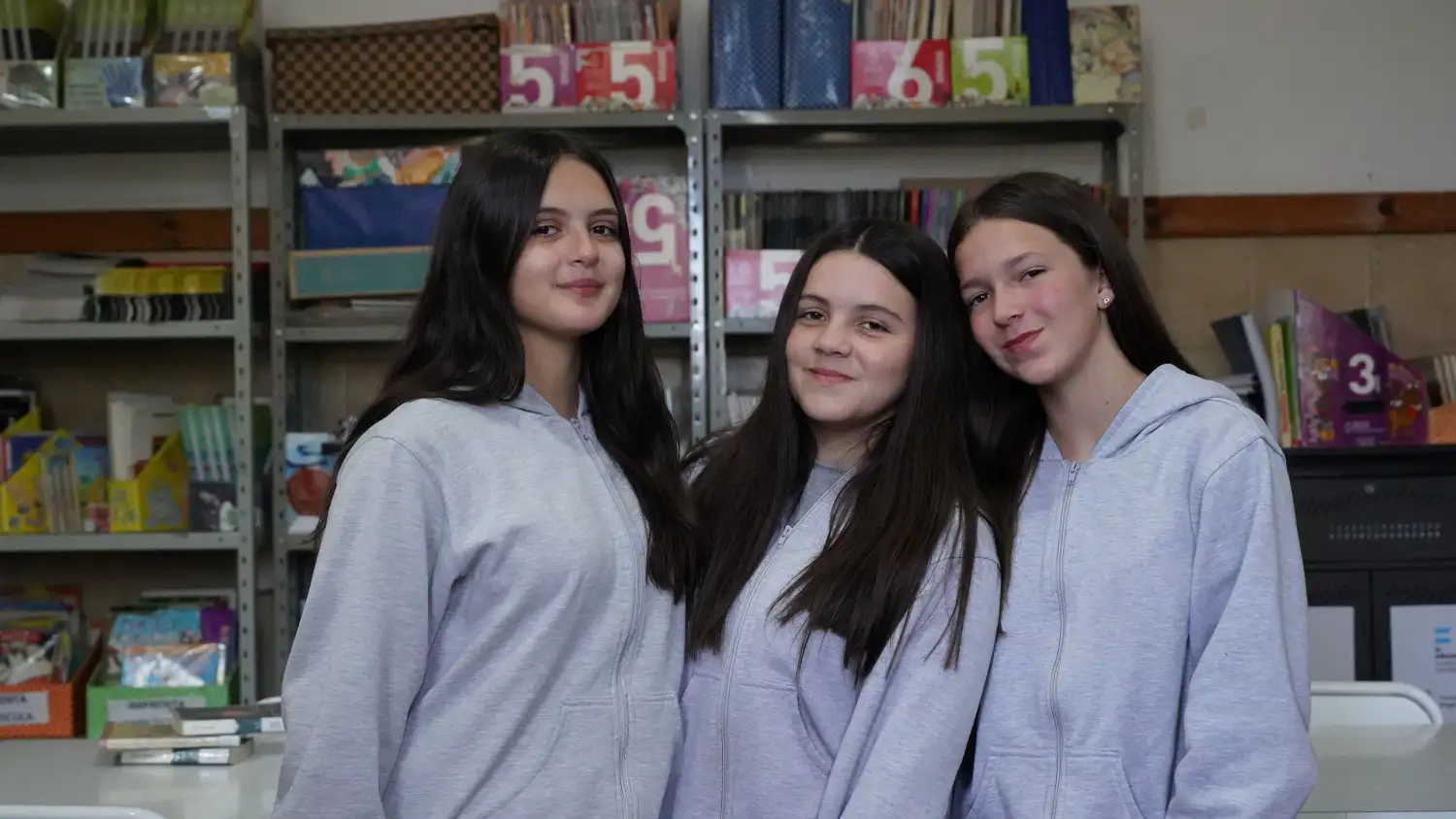 Alumnas de escuela normal. Concurso de cuentos sobre ciencia