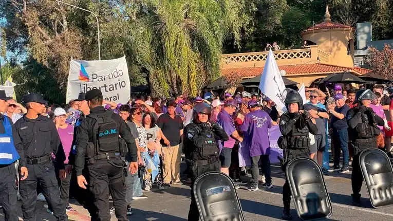 Tensión entre manifestantes y seguidores libertarios durante la visita de Milei en Paraná