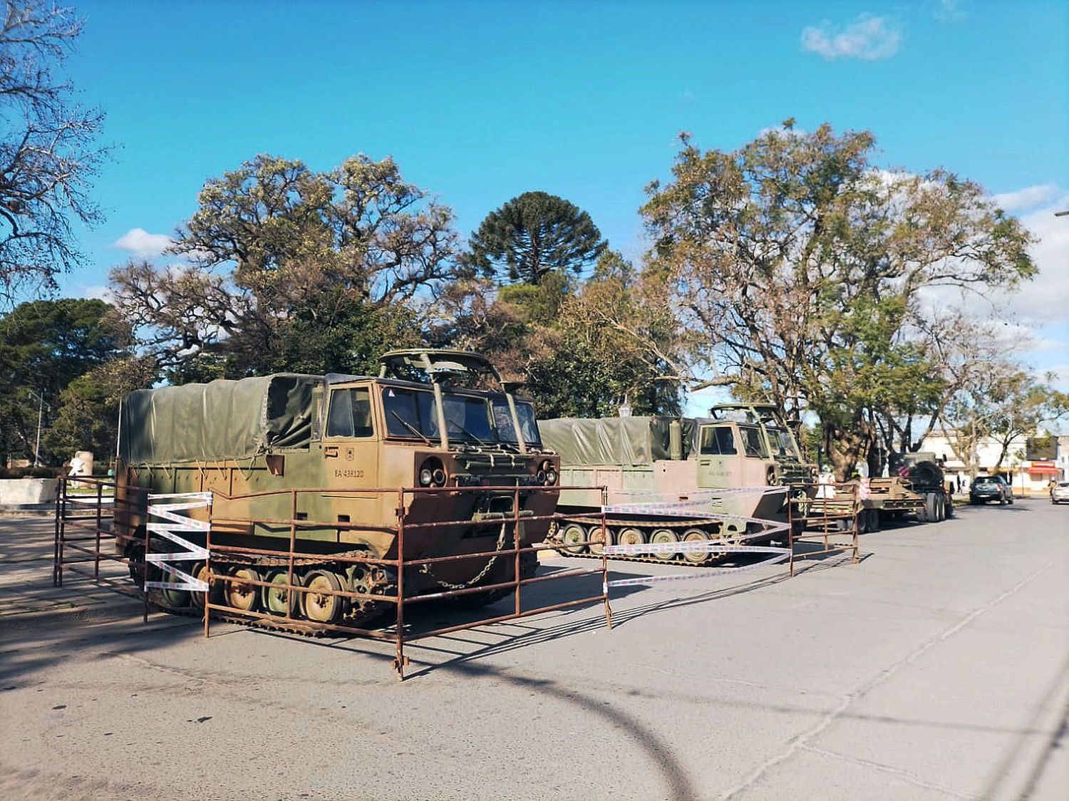 Tanques y camiones del Ejército de Tala arribaron a la ciudad este lunes.