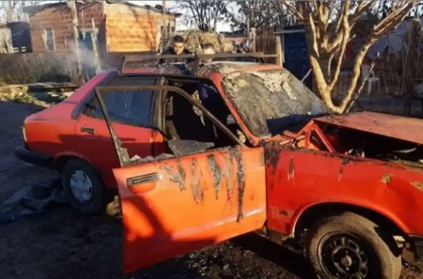 Un hombre durmió en su auto para evitar el frío, se prendió fuego y murió