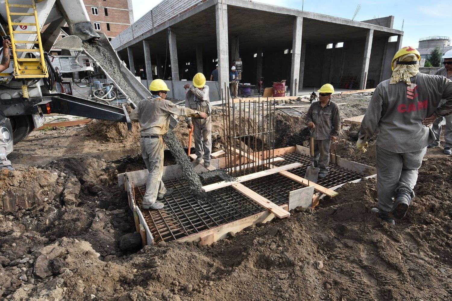 Con la construcción a la cabeza