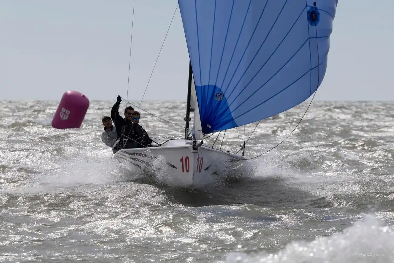 El barco 2XL se llevó la Copa de Otoño de la clase Raptor