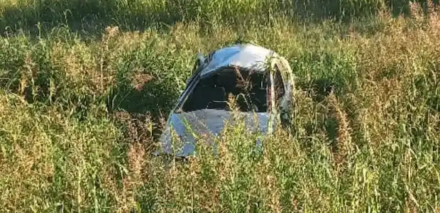 Volvían de celebrar la Navidad y terminaron en el hospital: cinco heridos tras el vuelco de un remis en General Villegas