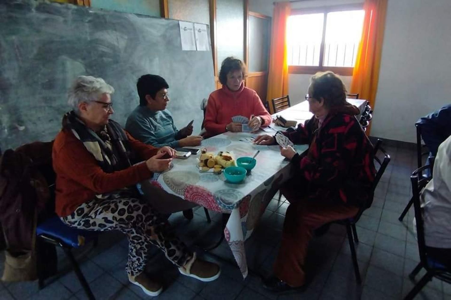 Los asistentes fueron tanto hombres como mujeres y no faltaron ni los mates ni la torta. Foto: Gentileza.