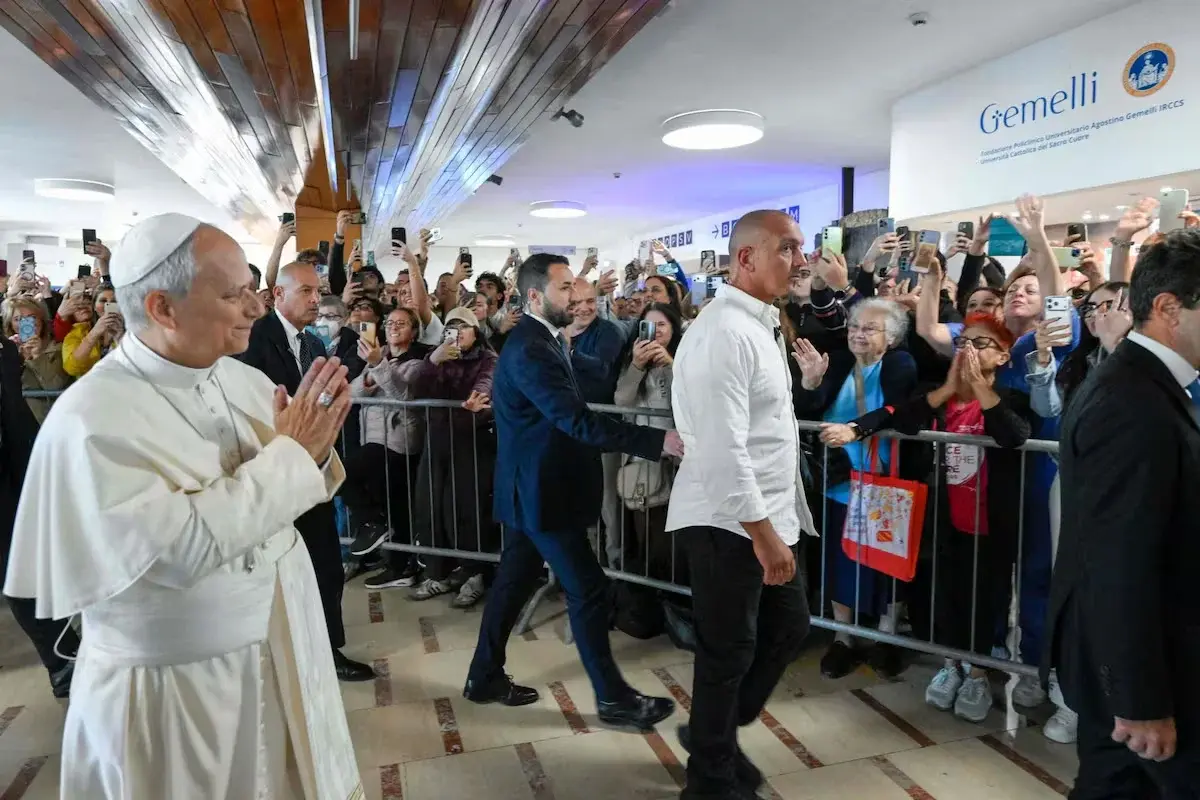 León XIV, al ingresar al Hospital Gemelli, de Roma (HANDOUT - VATICAN MEDIA)