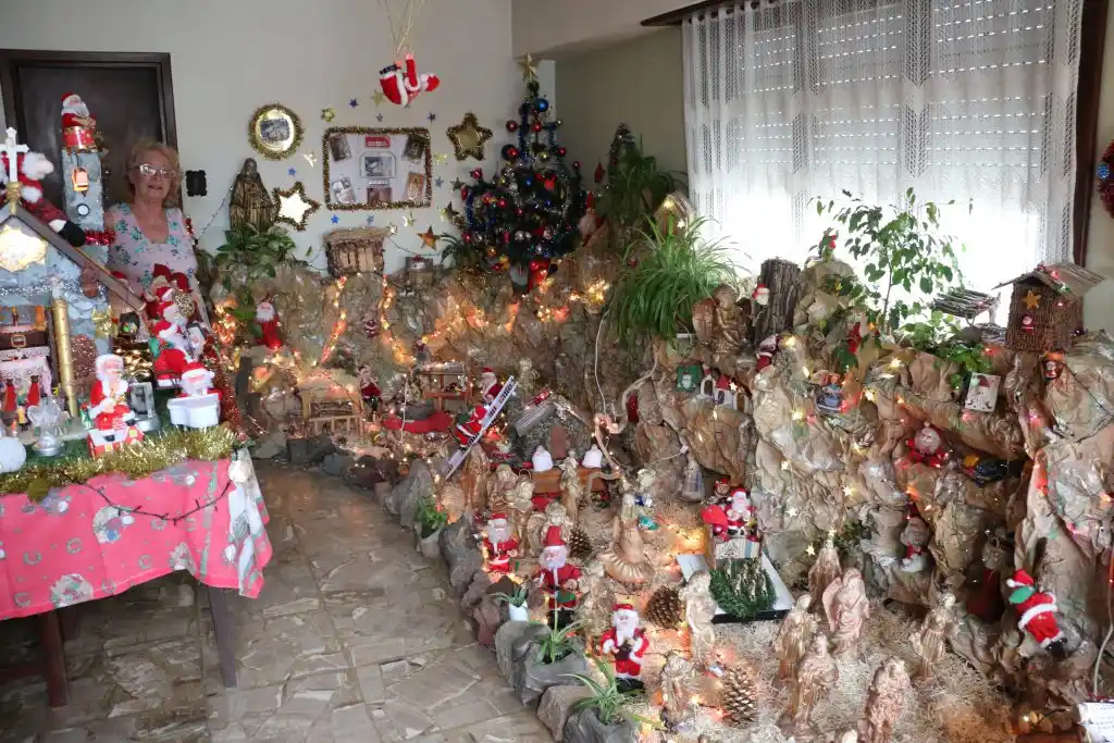 Una vecina tandilense logró colocar más de 70 Papás Noel en un "pesebre gigante"