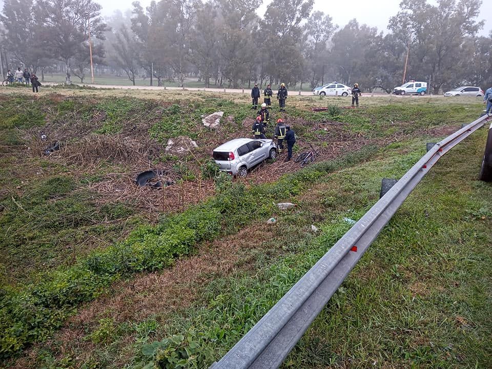 Un auto volcó en la curva de ingreso al puente Pellegrini