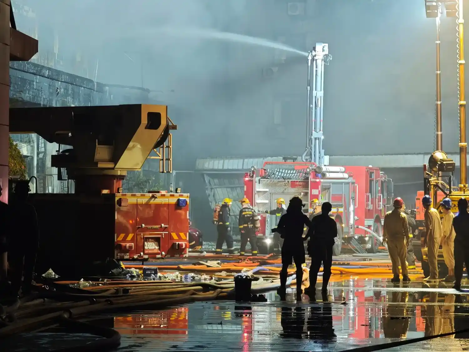 Bomberos trabajaron durante varias horas para controlar el incendio en la fábrica de calzado de Jinjiang, en el este de China, donde murieron al menos 28 trabajadores.