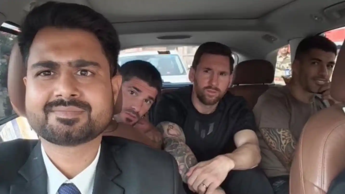 Messi, serio pero relajado; De Paul y Suárez, más distendidos; y el chofer, sonriente. (Foto: @hasanalnaqour/Twitter)