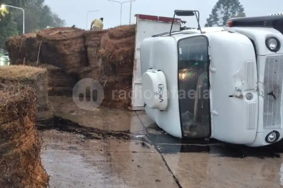 FOTOS | Volcó un camión al ingreso de Rafaela y la RN34 está parcialmente interrumpida
