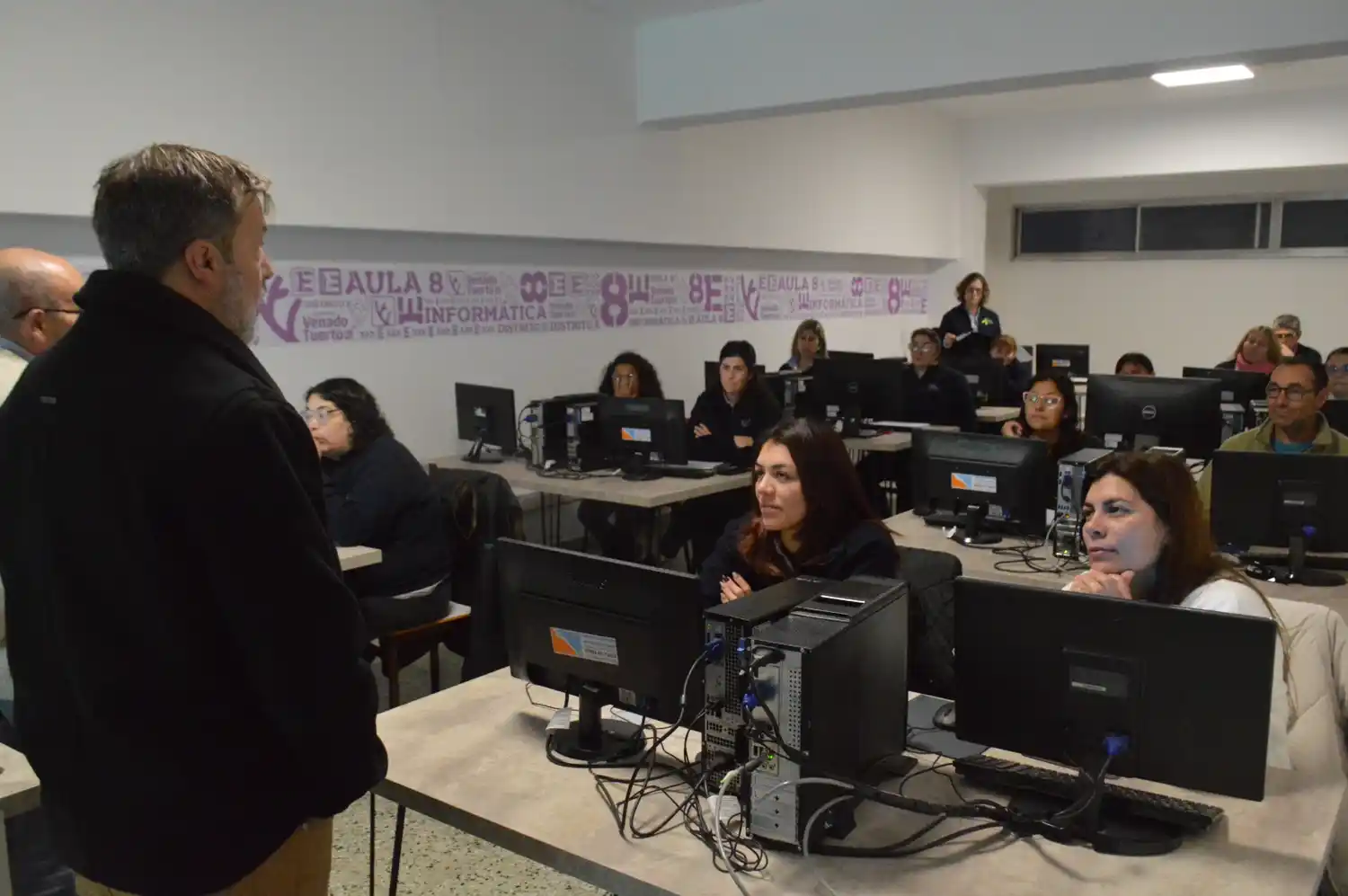 Los agentes en plena capacitación.