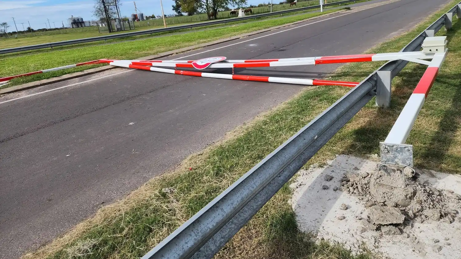Un camión derribó el limitador de altura del acceso a Urdinarrain a solo un día de su habilitación