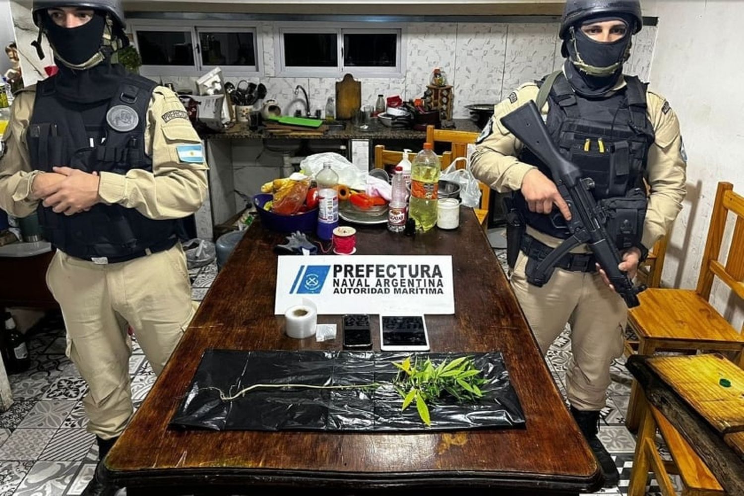 Secuestraron más de $16 millones en drogas y armas durante una serie de allanamientos en Rosario