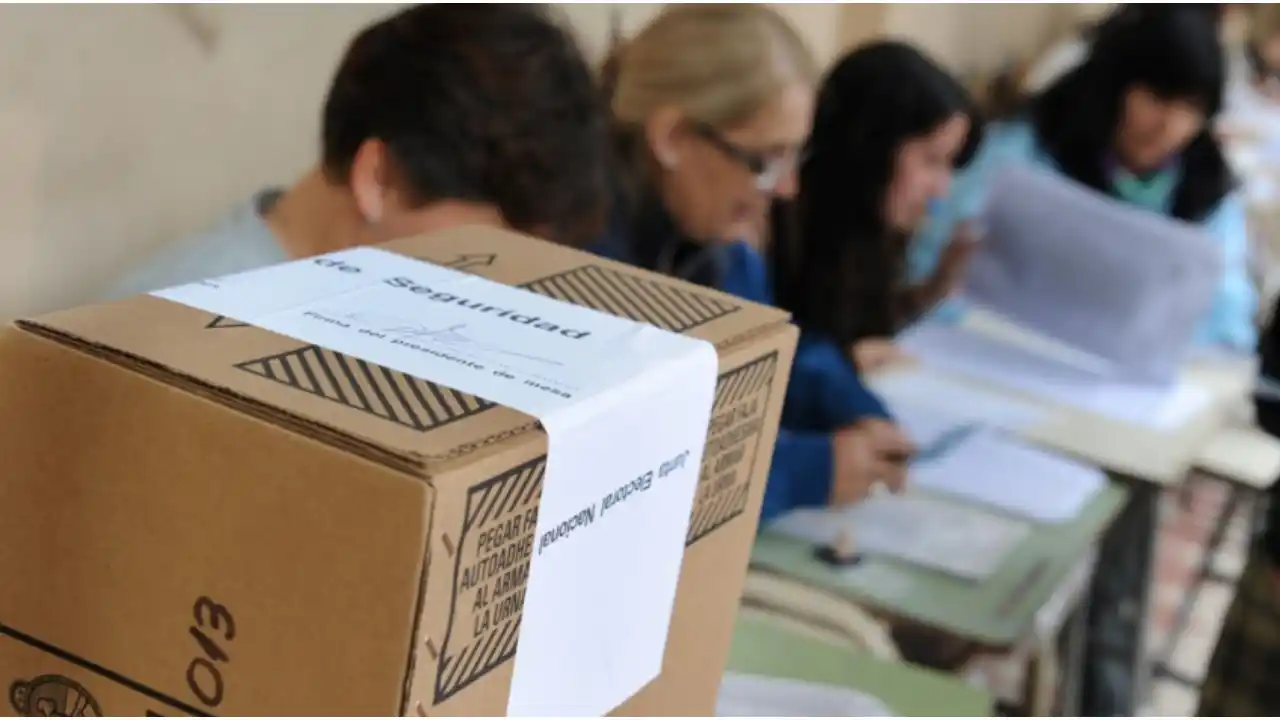 Una mujer se negó a ser autoridad de mesa en Bahía Blanca y fue infraccionada