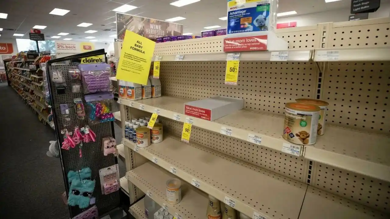 ¡VERGONZOSO!  Por estas razones no hay fórmulas para bebés en EE.UU.