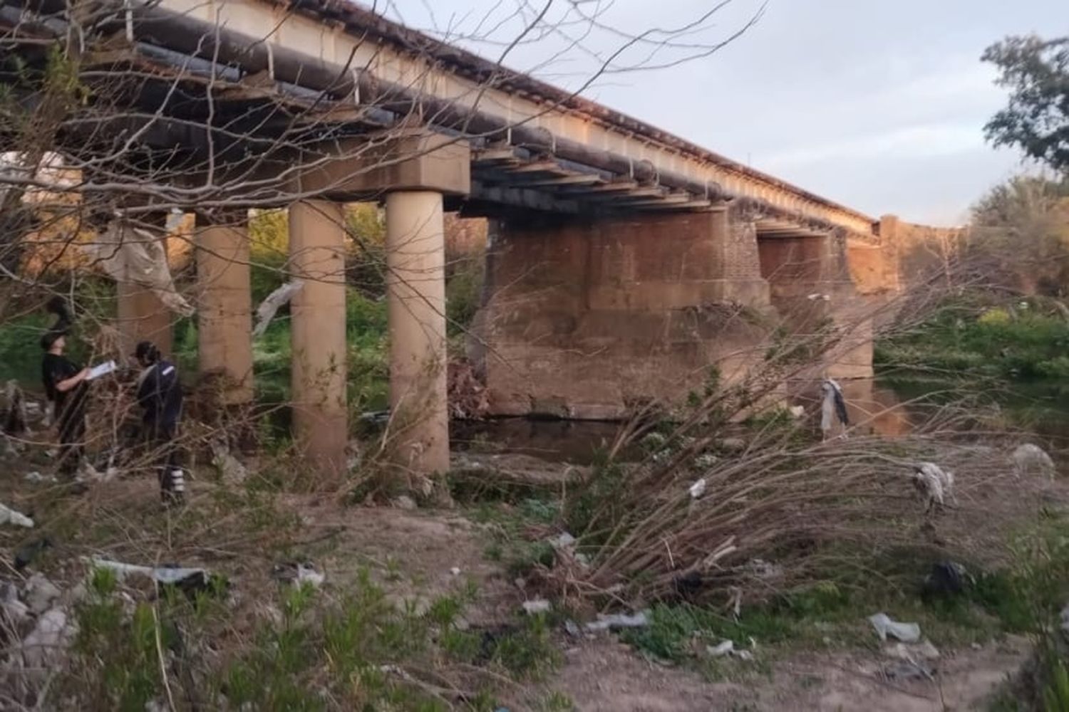 Investigan la muerte de un hombre que fue encontrado debajo de un puente del Saladillo