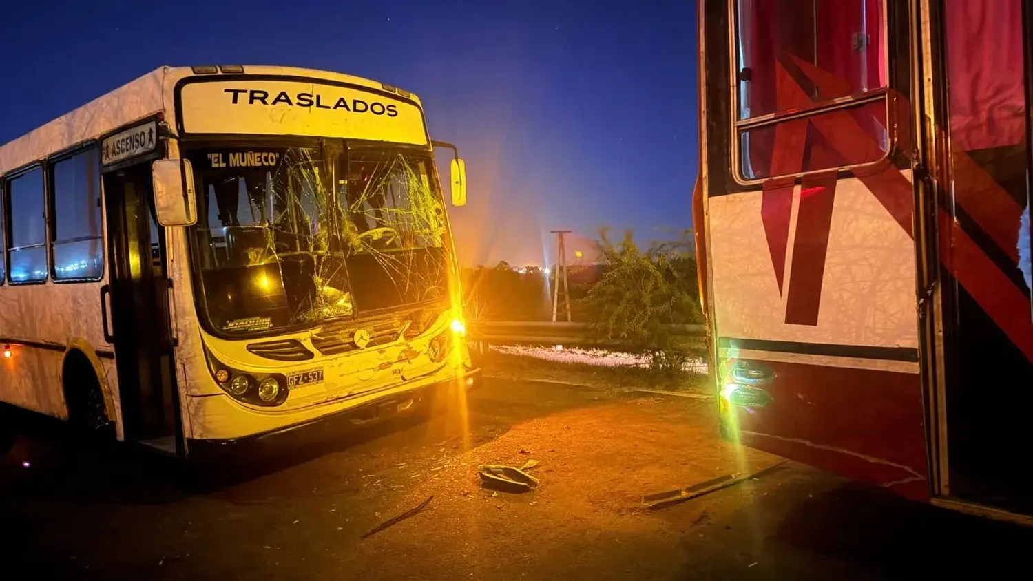 Choque entre dos colectivos en la rotonda de las rutas 14 y 4
