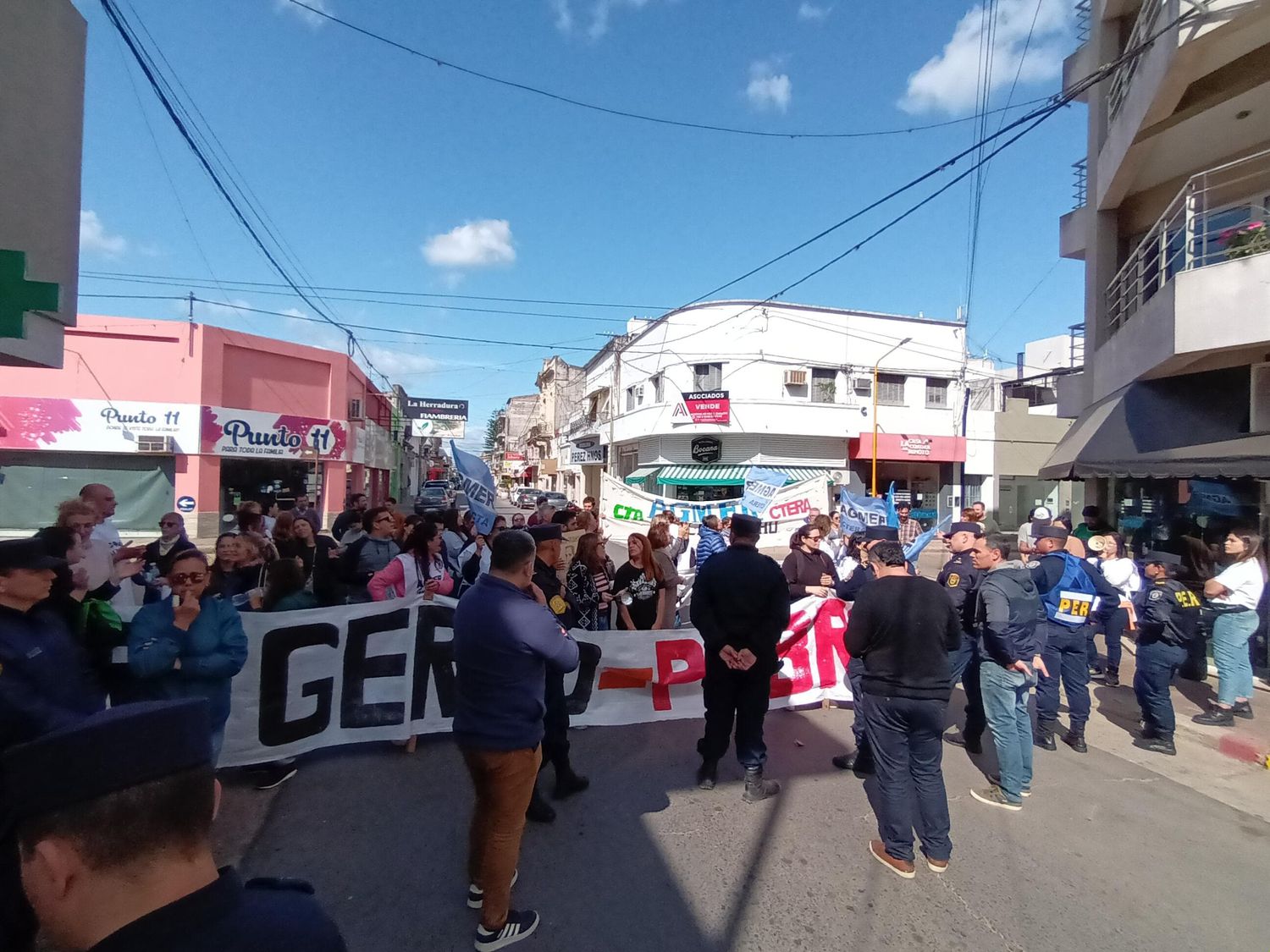 Agmer Gualeguaychú volvió a recibir al gobernador Frigerio con una protesta